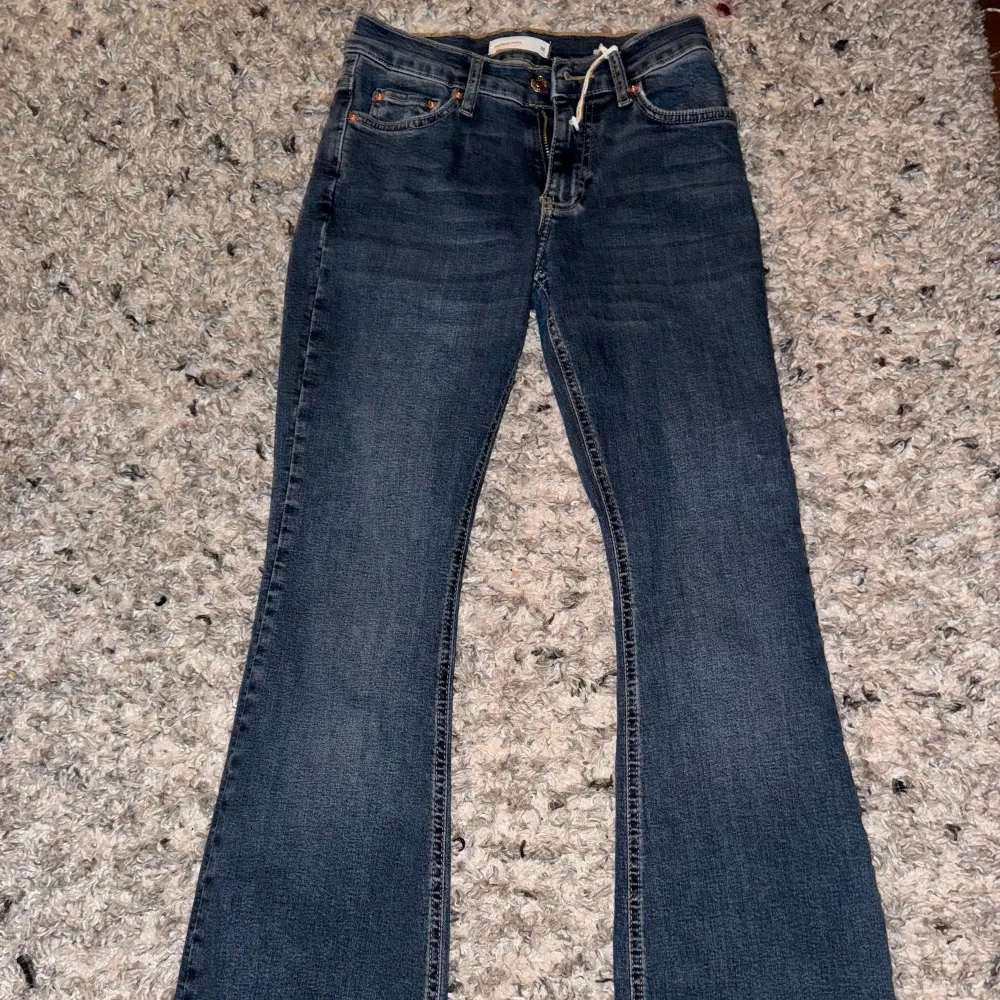 ett par skit snygga jeans men för små för mig. är i strlk 32 och aldrig används💞 köpta för 499 men sälj nu för 300. skriv gärna vid intresse eller om ni har några frågor💞. Jeans & Byxor.