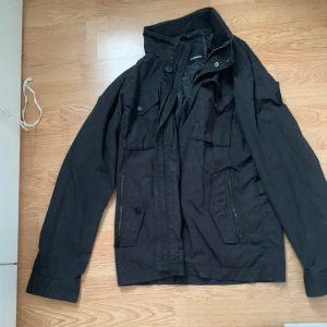 Äkta Grisch J.linderberg jacka i nyskick  - Äkta J.linderberg jacka i nyskick, kom privat för fler bilder eller frågor 