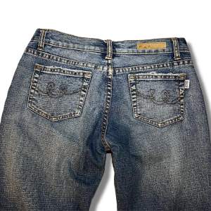 Ett par fina low rise - flare jeans som inte kommer till användning. I fint skick, inga defekter. Skriv om du har några funderingar!