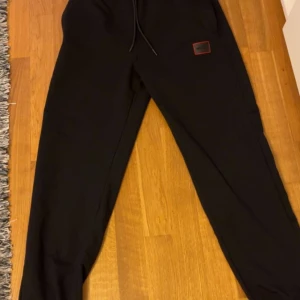 Hugo boss byxor - Ett par nya Hugo boss byxor, bra skick inga problem med de och använt de en gång, skriv om ni har funderingar eller frågor.😊