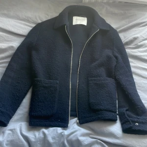 These Glory days jacka - Säljer en riktigt schysst marinblå jacka från These Glory Days. Perfekt inför våren. 