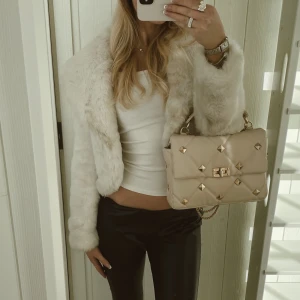 Pälsjacka - Så fin krämvit pälsjacka i fuskpäls strl S. Köpt secondhand men i nyskick 🫶🏼