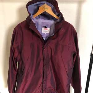 Supreme regnjacka  - Vinröd supreme regnjacka i storlek large väldigt bra skick knappt använd