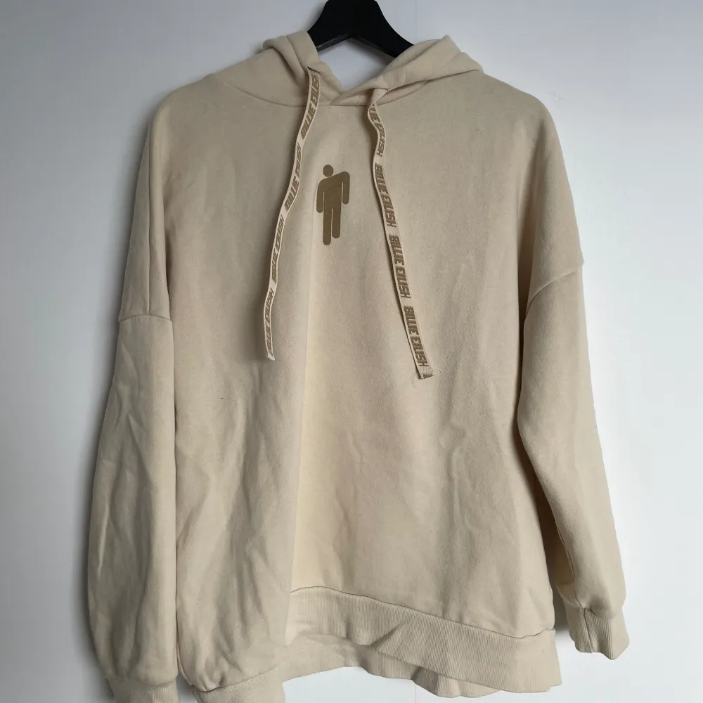 Beige hoodie från Billie Eilish kollektion med H&M 2019. I bra skick. Storlek M. DM för fler bilder.. Hoodies.