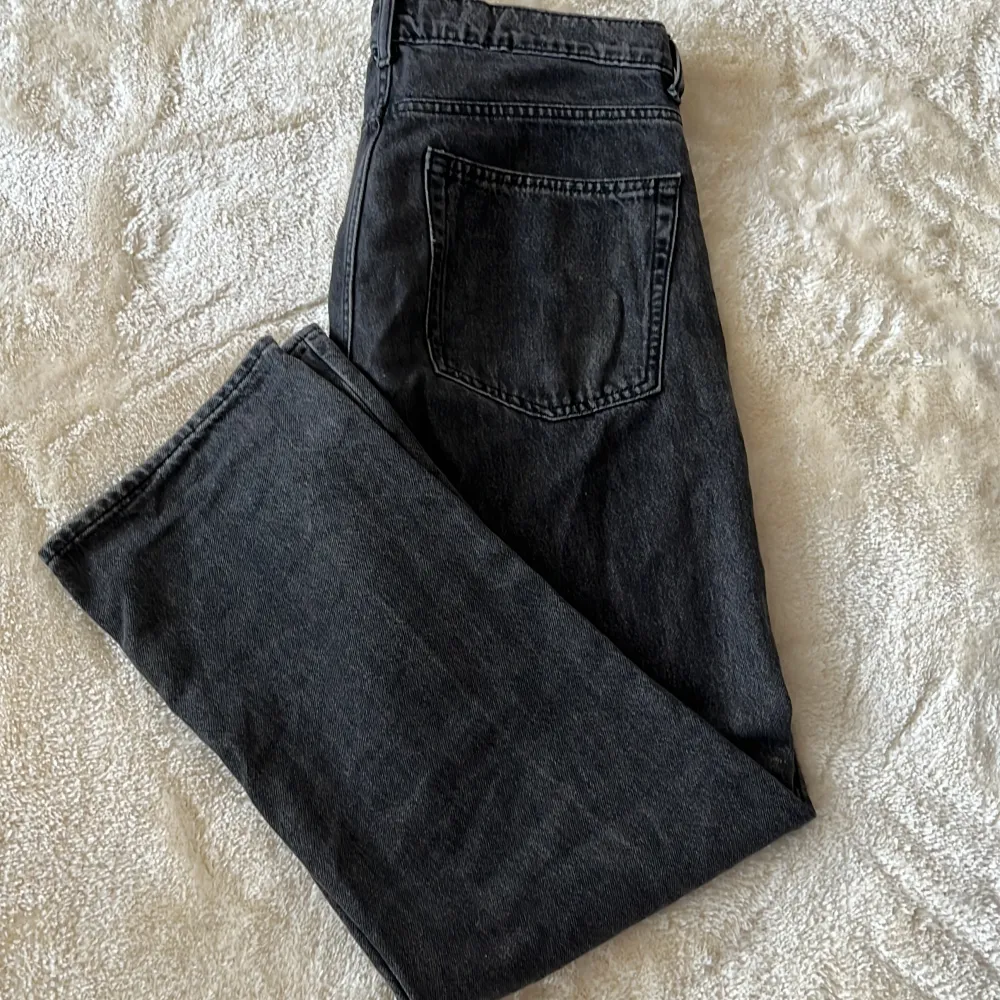 Jeans i S, funkar även för peronser med M . Användet fåtal gånger. Nypris 700 kr. . Jeans & Byxor.