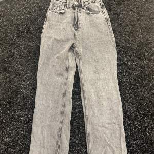 Raka gråa jeans. Från stradivarius i storlek 34