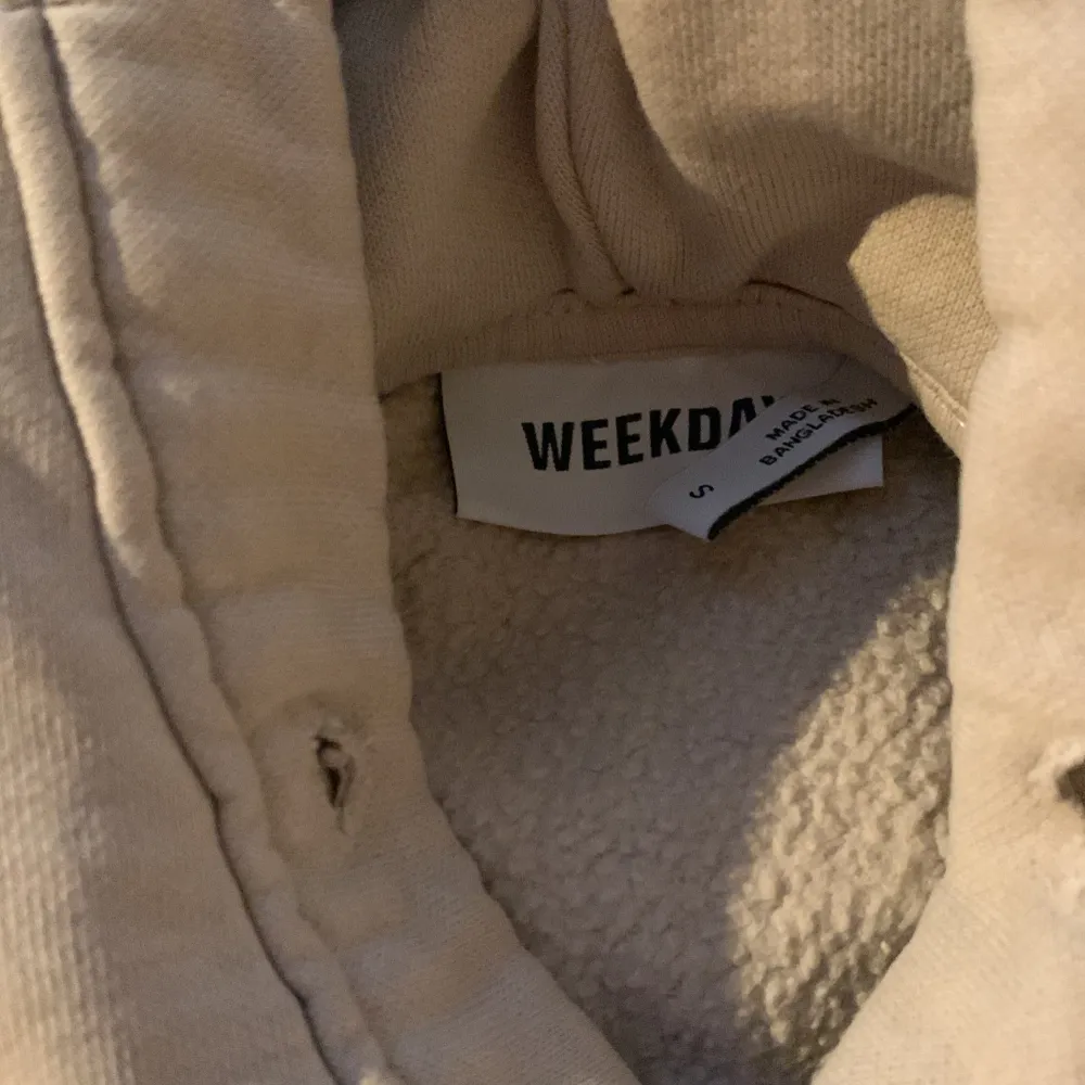 Hoodie från Weekday som är i bra skick och som jag inte vill ha längre då den inte används längre.   Skriv gärna vid intresse och om ni har frågor! 💞💗. Hoodies.