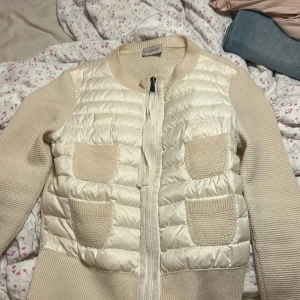 Byter moncler cardigan - Jag skulle vilja byta min moncler cardigan mot en rosa mörkblå eller svart i xs/s.  Min cardigan e lite smutsig vid dragkedjan men inget som syns.Skriv om ni har några frågor! Kan tänka mig sälja den vid bra pris 