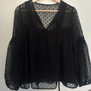 svart blus  - svart blus från vila i storlek 34, inga defekter, kom privat för frågor eller fler bilder ❣️