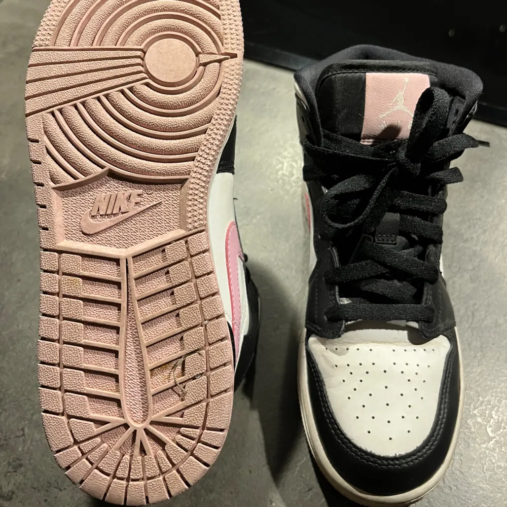 Air Jordan 1 Mid i Arctic Pink💕 Storlek 38,5. Dom är knappt använda men har blivit lite creasade. Skriv för fler bilder:). Skor.