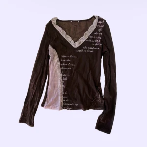 y2k meshtopp - jättefin och unik meshtopp köpt i berlin på hahayoureugly. säljer då den blivit för liten🤎🎀