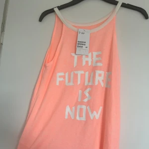 Linne  - Säljer min syrras linne som är i helt nytt skick. Hon har aldrig använt den då lappen fortfarande sitter i. Söt men ändå fint linne. 