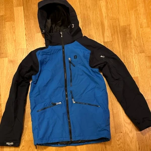 Vinterjacka/Skidjacka 8848 Altitude - Ny vinterjacka/skidjacka i storlek 170/S. Finns att hämta i Karlstad. Jag har telefonummer 076-397 61 89. 