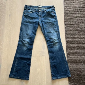 Levi’s 518 superlow, bootcut - Schyssta levi’s som jag köpte på goodwill i USA. De är i bra skick och köptes på herravdelningen men de passar nog bra för vissa tjejer också. Kom dm för mer bilder behövs!