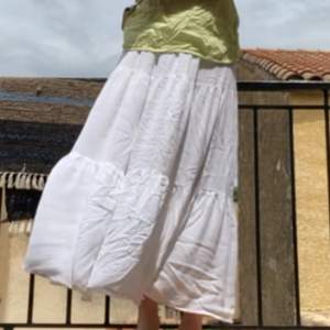 Säljer min super fina vita kjol som dessvärre blivit för liten för mig så behöver sälja 💗🎀 den passade perfekt förra sommaren och var ungefär 170 cm 
