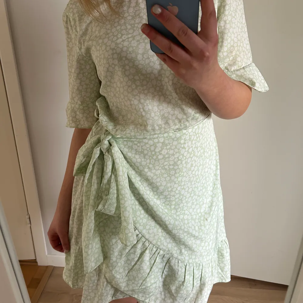 Så fin klänning från vero Moda som passar perfekt nu till sommaren! Använd två gånger. Har en liten gräsfläck men inget man märker av 🥰. Klänningar.