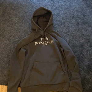  peak performance hoodie i storlek M. - Hej jag säljer en  peak performance hoodie i storlek M. Inte använd så mycket, säljer den för jag har växt ur den. Säljer den för 300kr ordinarie pris 1300kr. Färg grå ”Pris kan diskuteras vad snabb affär” OBS! Köparen står vid frakt 