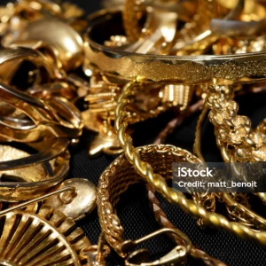 10g guld - Hej jag säljer ett halsband och ett armband allting väger 10gram till å me mer men tar det som 10 kom privat för bilder å pris