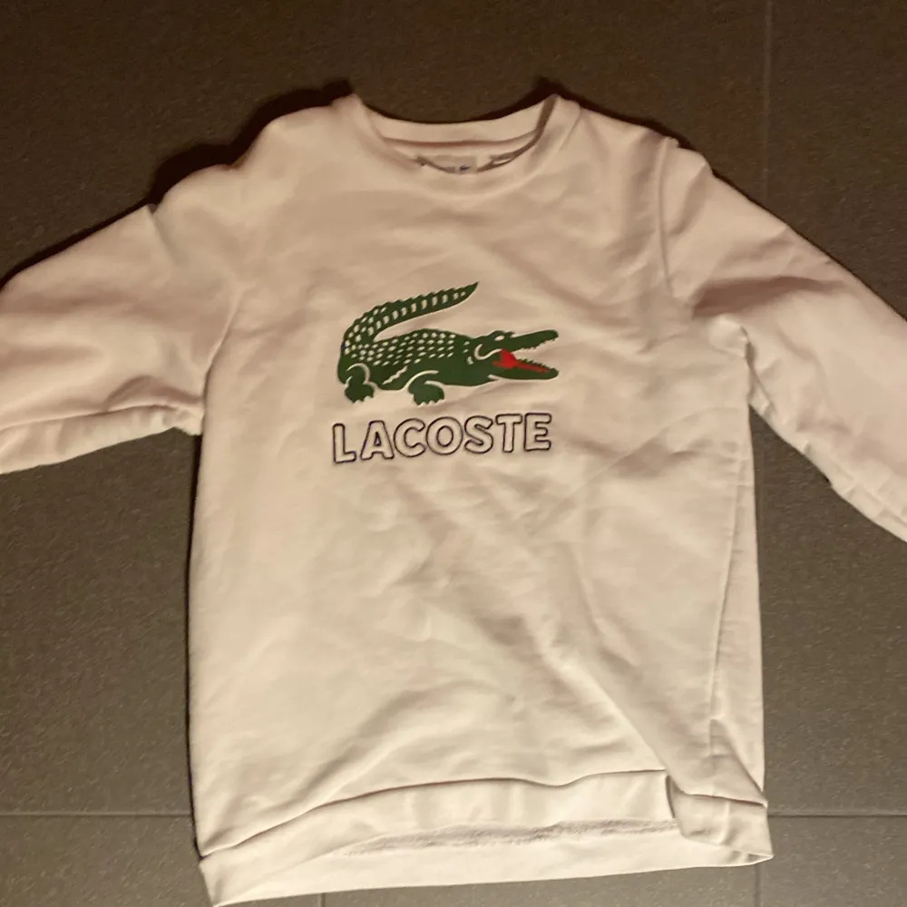 Lacoste tröja har haft den i 4år och den är för liten den har bara legat i garderoben skick den är som ny . Tröjor & Koftor.