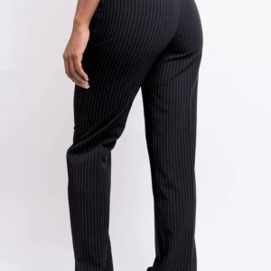 Kostymbyxor  - Säljer mina randiga kostymbyxor från Kappahl. Andvända men inga större defekter en knapp har lossnat lite där man knäpper men det är bara att sy några stygn i den❤️hör av er för frågor 