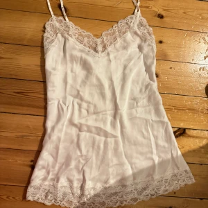 Intimissimi linne - Klassiska intimissimi linnet i vitt! Jättefint skick behöver bara strykas till lite! Hittar inte storleken men skulle säga att den passar xs/s! 💖
