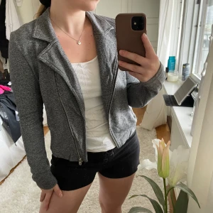 Jacka - Jacka/kofta från HM i barnstorlek. Passar mig-lite för liten på mig som vanligtvis har S i dam. Superfin och sparsamt använd🫶🏼