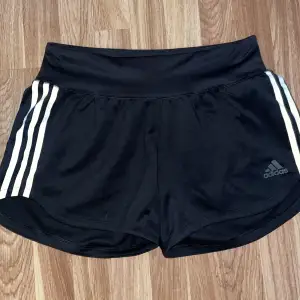 Så sköna och snygga shorts från adidas med bred resårmidja.perfekya till sommaren,träningen eller badet.