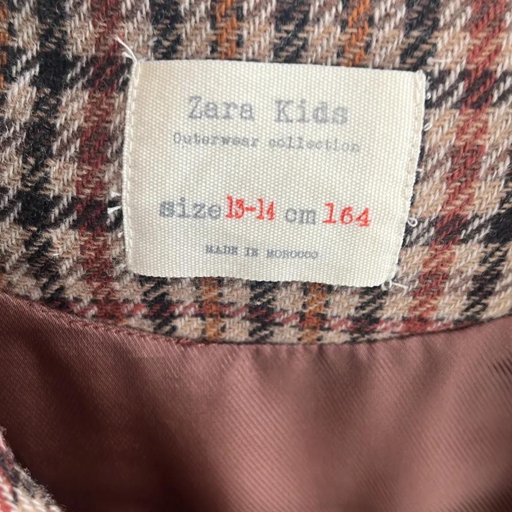 Säljer denna nästan nya kappan/kavajen ifrån Zara. Knappast använd och är i fint skick (som ny). Hör av dig vid intresse!. Jackor.