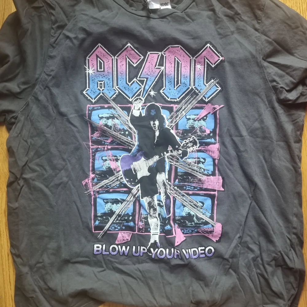 En Nirvana och Acdc t-shirt som användes några gånger men till slut aldrig kom till användning. Båda tröjor är 125 kr ensama tillsammans blir det 250 kr. T-shirts.