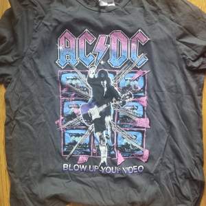 En Nirvana och Acdc t-shirt som användes några gånger men till slut aldrig kom till användning. Båda tröjor är 125 kr ensama tillsammans blir det 250 kr