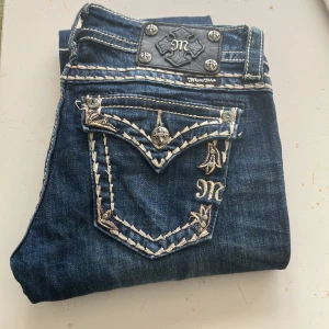 Low waist miss me jeans  - Hej! Jag säljer dessa jeans från miss me. Jeansen är skinny och skulle ändå säga att dom är i är bra skick. Köpta secondhand men har själv aldrig använt. Pris kan diskuteras.  Har du mer frågor så är det bara att skriva.🫶🏻🩷
