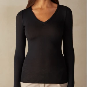 Intimissimi tröja - Säljer denna v-ringade tröjan då den inte kommer till användning så mycket. Använd gärna köp nu.