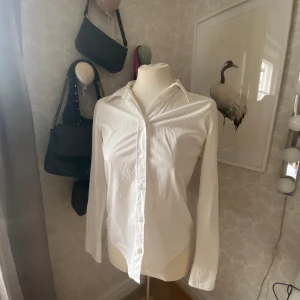 Filippa k skjorta - Super snygg skjorta som inte kommer till användning💘 strl M men den passar mer S-XS