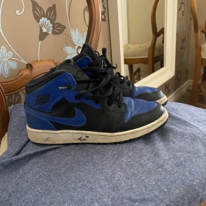 Jordans mid blue  - Säljer ett par super fina skor i jätte bra skick som tyvärr är försmå💕   Texten på skorna tar ja bort vid köp!!  Inga defekter!!!