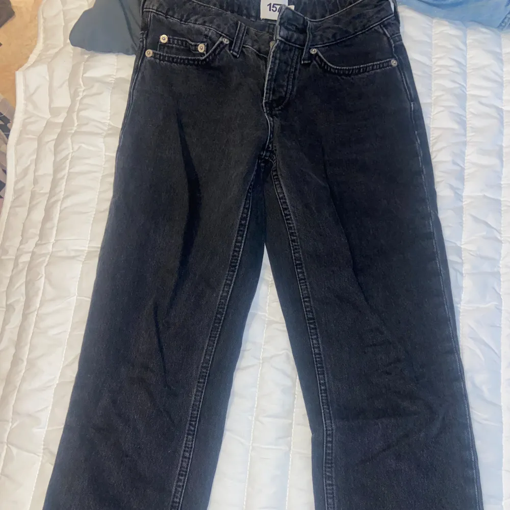 Är i storlek Xxs passar nog en xs som är lite kort i sin längd, inga stora märkbara märken på byxorna . Jeans & Byxor.