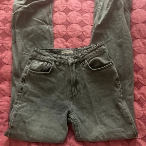 Gina jeans - Så så fina jeans från Gina som tyvärr inte passar mig längre! Mid waist och bootcut💞ser skrynkliga ut på bilden eftersom dom är nytvättade, men blir såå mjuka efteråt!💗