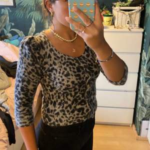 Så söt kofta med leopard print! Med lite puffärmar. Ganska kort i magen och 3/4 ärmar. Knappar på framsidan.  Storlek xs men passar upp till medium.