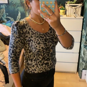Leopard kofta - Så söt kofta med leopard print! Med lite puffärmar. Ganska kort i magen och 3/4 ärmar. Knappar på framsidan.  Storlek xs men passar upp till medium.