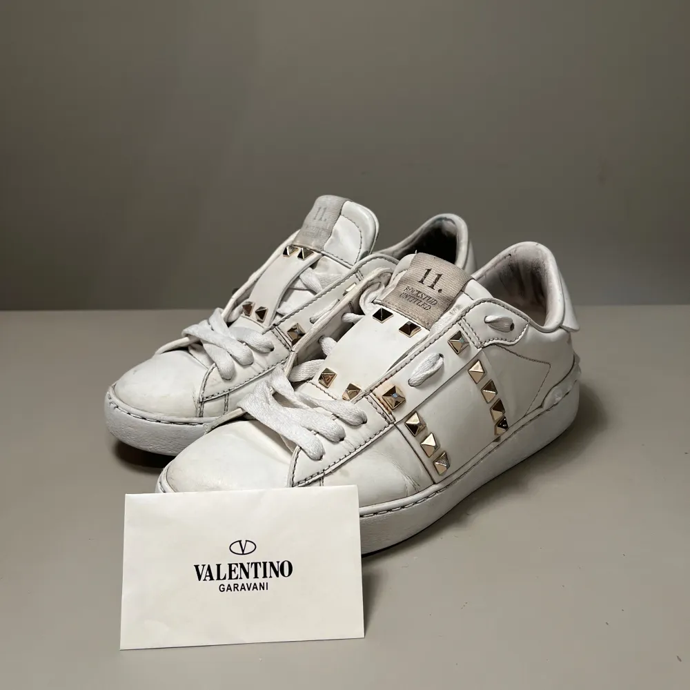 Valentino open i färgen vit, guldiga spikar | skick 6,5/10 alla spikar är kvar, men defekter finns | nypris 8000kr | Endast skor kommer vid köp | Hör av er vid frågor eller prisförslag ✅. Skor.