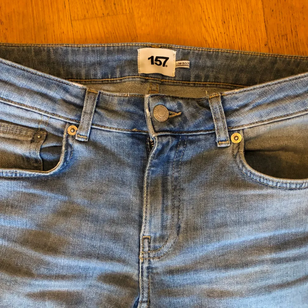 Ljusa lågmidjade jeans Lager 157, storlek XS. Fint skick. . Jeans & Byxor.