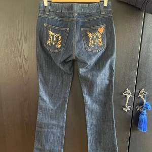 Morgan jeans utan några defekter, unik stil med unika detaljer. Dom är i en mörk blå nyans med underbar passform. Vid ytterligare frågor är det enbart att skriva ✍️  Midjemått: 38cm  Innerbensmått:90cm Ytterbensmått:109cm 