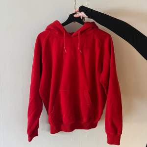 Röd hoodie från Urban Outfitters i stl S. I bra skick, väldigt mjuk att ha på sig. 