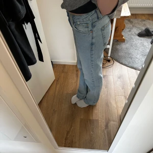 Mid waist jeans  - Säljer dessa snygga mid waist jeans från bikbok. Kommer inte till användning. Knappt använda, är som nya. Lägre pris vid snabb affär!!