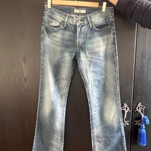 Retro Fornnarino jeans i perfekt skick, dem är låg midjade med inga defekter. Vid övriga frågor är det enbart att skriva ✍️  Midjemått: 39cm Innerbensmått: 82cm Ytterbensmått: 108cm