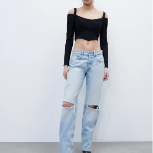 Straight / raka midwaist jeans zara  - Snyggaste jeansen från zara, midwaist och formar kroppen så fint. Passa as bra på mig som är 165!! 