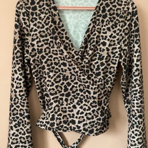Leopard omlotttröja - Leopard omlott tröja  Använd 1 gång