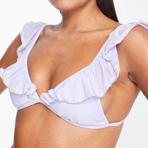 Bikini - Jättesöt bikini från River Island. Topp i storlek 34 och nederdel i storlek 36. Helt oanvänd med lappar kvar 💕 Nypris £39
