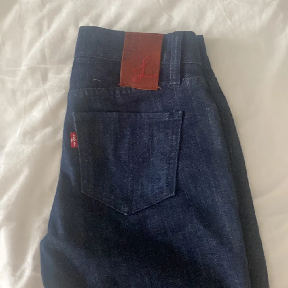 Mörkblåa low waist Levi’s jeans Lite för korta på mig som är 1,67 Raka ben, inte skinny.. Jeans & Byxor.