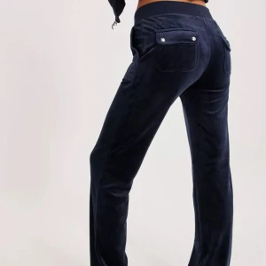 Juicy byxor - Jättesnygga mörkblåa juicy byxor! Säljer då de inte kommer till användning längre. Inga defekter förutom lite rost på metallsakerna på snörerna (se bild 3), men det är absolut inget man tänker på.💘