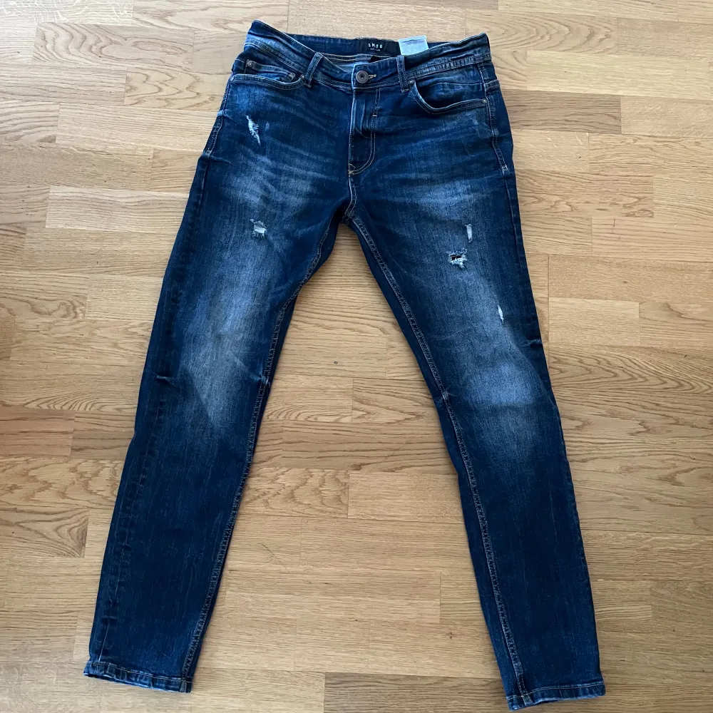 Säljer dessa riktigt snygga jeans från smog // skicket är mycket fint o använda ett fåtal gånger // riktigt fina slitningar som är från fabriken // storlek 29/32  o modellen är 182 o väger 67 o dom sitter fint // frågor?. Jeans & Byxor.